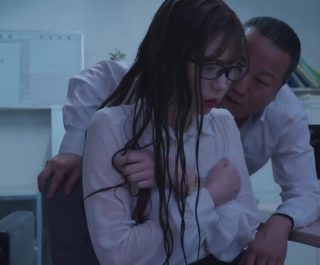 Bên ngoài trời mưa, bên trong đụ sướng người