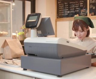 Thoả mãn với em nhân viên mới