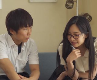Nữ gia sư xinh đẹp dạy cách hôn