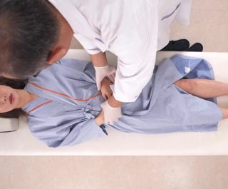 Vợ đi khám phụ khoa bị bác sỹ đụ